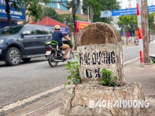 Cột mốc số 0 TP Hải Dương nằm ở vỉa hè đại lộ Hồ Chí Minh, sát với sân vận động thành phố. Trong ảnh: Mặt quay phía nam của cột mốc số 0 ghi "Hải Dương 0 km"